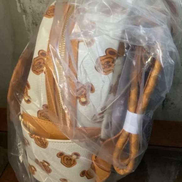 LOUNGEFLY  DISNEY MICKEY WAFFLE BACKPACK NWT - Picture 2 of 4